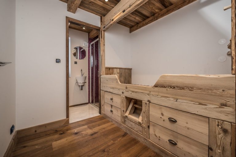 Reves Bed 03